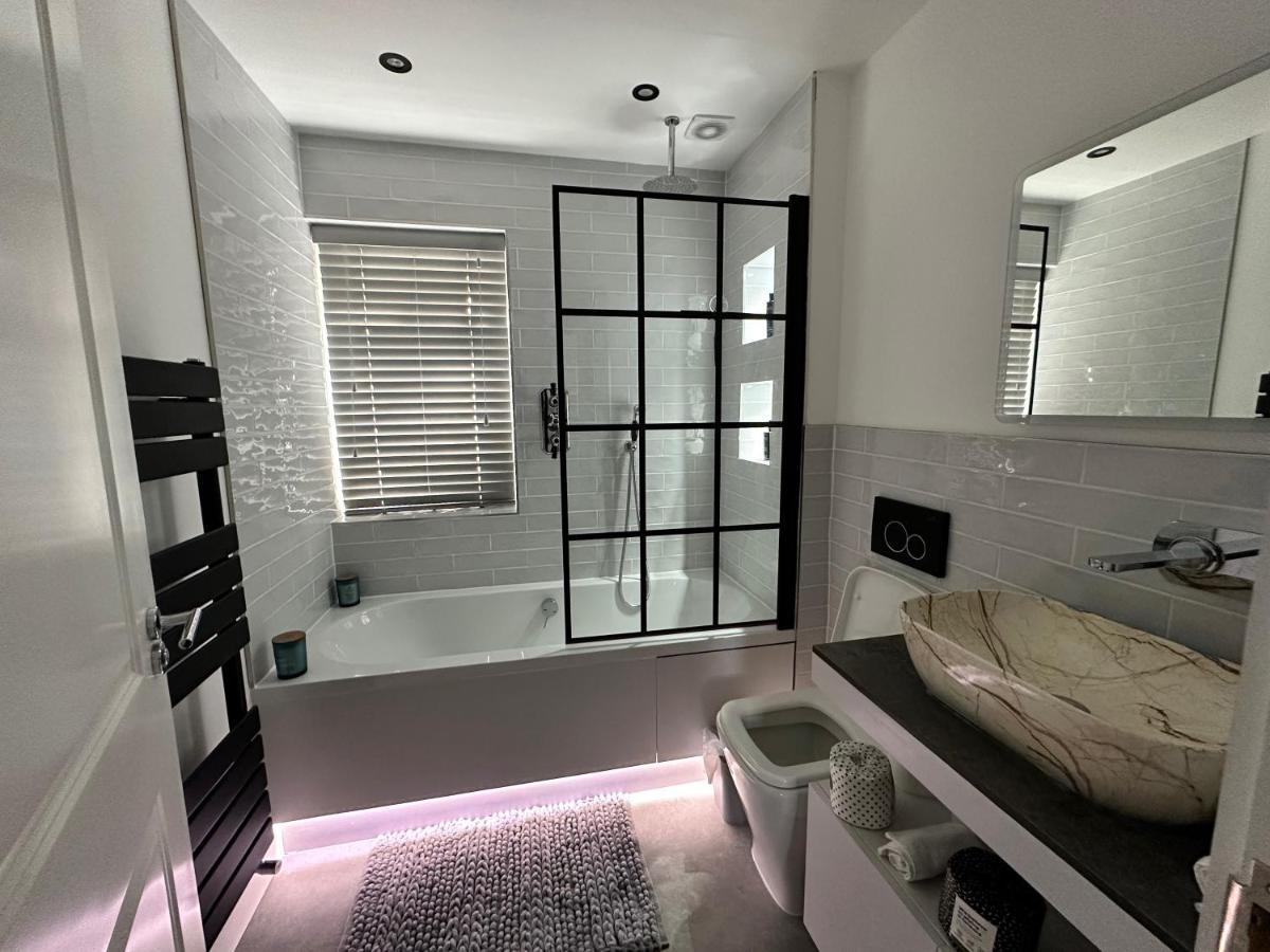 Apartment A Luxury 2 Bedroom *